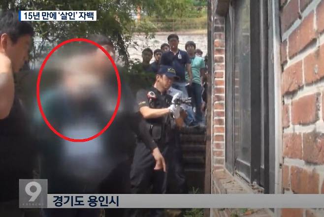 ‘용인 교수 부인 살해 사건’의 용의자 김 씨가 현장 검증을 하고 있는 모습. (사진=연합뉴스)