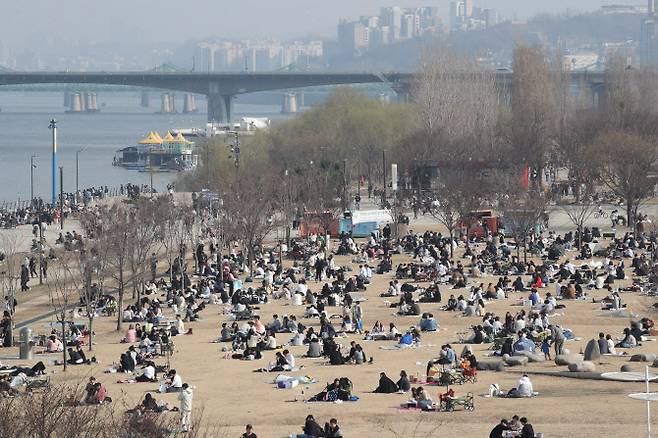 [이데일리 노진환 기자] 따스한 봄 날씨를 보인 지난달 19일 서울 여의도 한강시민공원을 찾은 시민들이 휴일 오후를 즐기고 있다.
