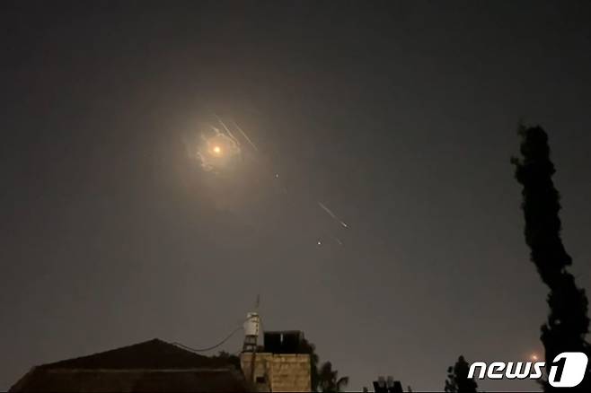 14일(현지시간) 이스라엘 예루살렘 상공에 이란의 공습이 떨어지고 있다. 2024.04.14 ⓒ AFP=뉴스1 ⓒ News1 정지윤 기자