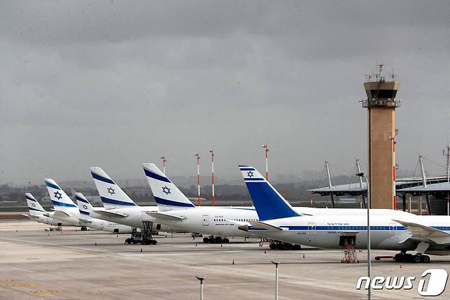 이스라엘 텔아비브 근교에 위치한 벤구리온 국제공항 활주로에 이스라엘 엘알 항공의 여객기들이 정지해 있다. 2020.03.10. ⓒ 로이터=뉴스1 ⓒ News1 김성식 기자