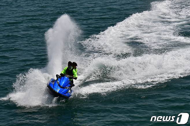 14일 경북 포항시 북구 영일대해수욕장에서 수상오토바이가 물보라를 일으키며 질주하고 있다. 2024.4.14/뉴스1 ⓒ News1 최창호 기자