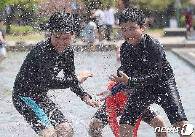 전국적으로 초여름 날씨를 보인 14일 서울 여의도 한강공원 물빛광장에서 어린이들이 물놀이로 더위를 식히고 있다. 2024.4.14/뉴스1 ⓒ News1 임세영 기자