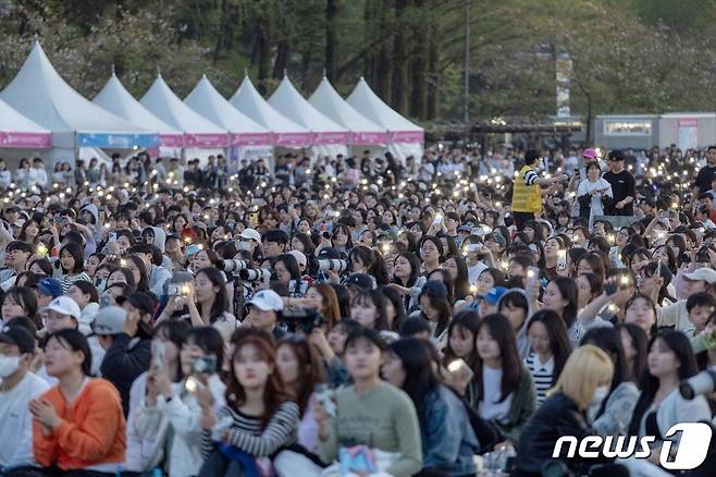 14일 대전 대청공원에서 열린 ‘대청호대덕뮤직페스티벌’에 관람객들이 들어차 있다. (대덕구 제공) /뉴스1