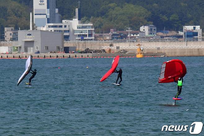 14일 오후 경북 포항시 송도해수욕장에서 윙포일 동호인들이 바람을 타고 달리고 있다. 2024.4.14/뉴스1 ⓒ News1 최창호 기자