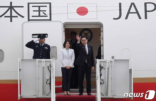 미국을 국빈 방문중인 기시다 후미오 일본 총리 부부가 11일(현지간) 노스캐롤라이나주에 소재한 토요타와 혼다 자동차 조립공장을 방문하기 위해 메릴랜드주 앤드류공항서 전용기에 오르며 환송객들에게 작별 인사를 하고 있다. 2024.04.12 ⓒ AFP=뉴스1 ⓒ News1 김성식기자