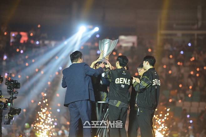 젠지가 14일 서울 송파구 올림픽공원 내 KSPO돔에서 열린 ‘2024 LCK’ 스프링 T1과 결승전에서 풀세트 접전 끝에 세트스코어 3-2로 우승을 차지했다. 송파=김민규기자 kmg@sportsseoul.com