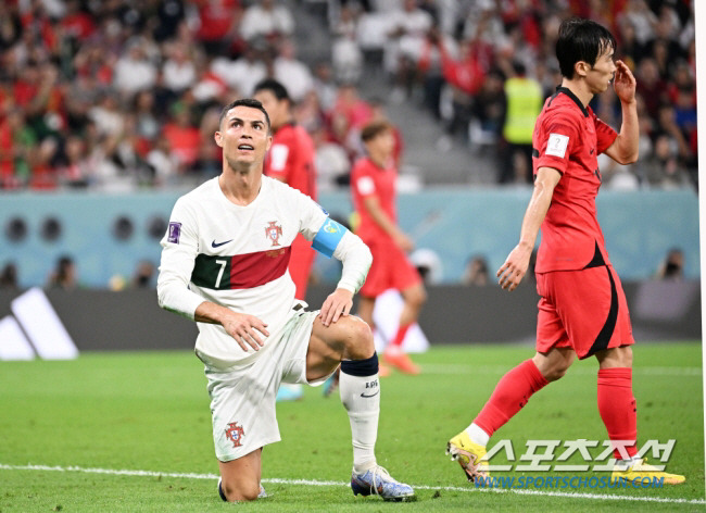 3일(한국시각) 카타르 도하 알라이얀의 에듀케이션 시티 스타디움에서 한국과 포르투갈의 경기가 열렸다. 전반 득점 찬스를 놓친 호날두가 아쉬워하고 있다. 알라이얀(카타르)=송정헌 기자songs@sportschosun.com/2022.12.03/