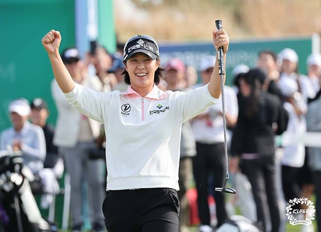 박지영이 14일 인천 클럽72에서 열린 KLPGA 투어 메디힐 한국일보 챔피언십 4라운드 18번홀 버디 퍼트를 넣은 뒤 기뻐하고 있다./KLPGT