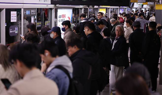 서울 중구 서울역 1호선 승강장에서 시민들이 열차를 기다리고 있다. /뉴스1