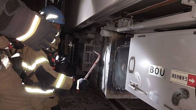지난달 13일 새벽 0시 52분쯤 서울지하철 1호선 인천행 열차 2대가 인천역으로 진입하던 중 화재가 발생해 소방대원들이 진화 작업을 하고 있다. /뉴스1