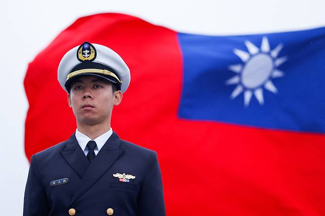 <YONHAP PHOTO-2806> A member of the Navy stands guard during the delivery ceremony of six made-in-Taiwan Tuo Chiang-class corvettes at a port in Yilan, Taiwan March 26, 2024. REUTERS/Ann Wang/2024-03-26 14:14:53/<저작권자 ⓒ 1980-2024 ㈜연합뉴스. 무단 전재 재배포 금지, AI 학습 및 활용 금지>