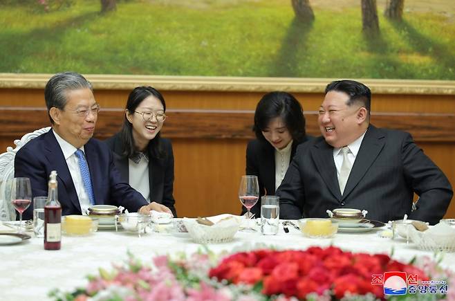 김정은 북한 국무위원장이 북한을 방문한 중국 공산당 서열 3위 자오러지(趙樂際) 전국인민대표대회(전인대) 상무위원장을 지난 13일 접견하고 '조중(북중) 친선의 해'를 계기로 친선 협조 관계를 발전시키기 위한 교류와 협력의 확대·강화하는 방안 등을 논의했다고 조선중앙통신이 14일 보도했다. 사진=연합뉴스