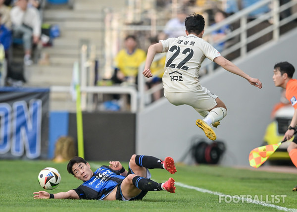 정동윤(왼쪽, 인천유나이티드), 장성원(오른쪽, 대구FC). 서형권 기자