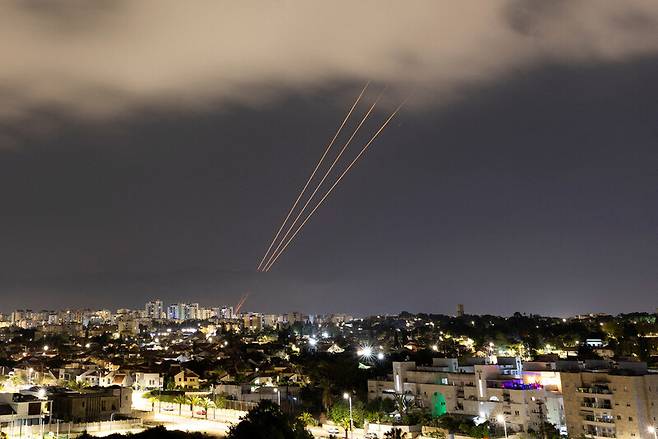 13일(현지시각) 이란의 미사일, 드론 공격에 대비해 이스라엘이 미사일 방어 시스템을 작동하고 있다. 로이터통신 연합뉴스