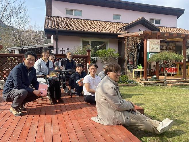국내 처음으로 ‘북스테이 서점마을’을 만들어 보겠다고 마음을 모은 여섯 가구 귀촌 모임이다. 필자 제공