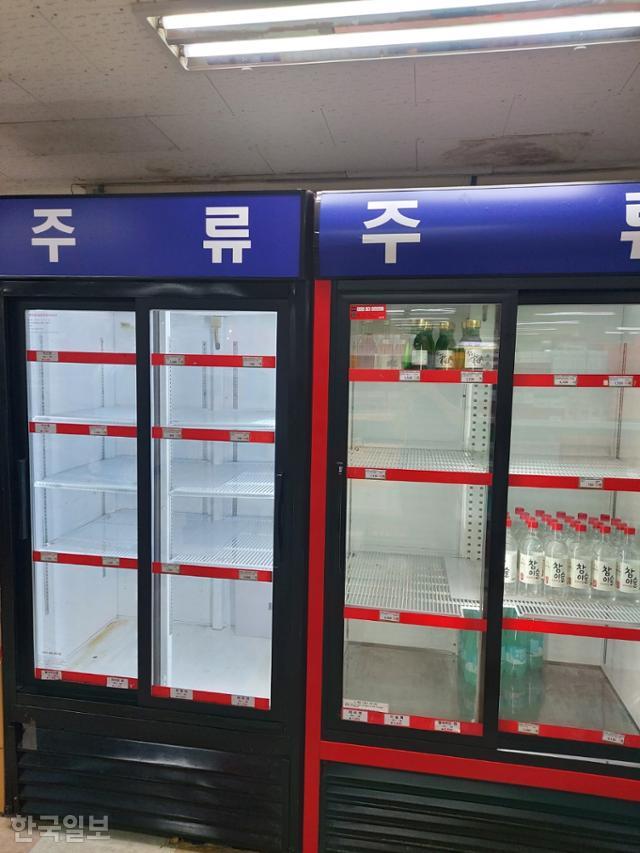 지난 2022년 6월 22일 오전 대전 유성 자운대 쇼핑타운 내 군마트 주류냉장고가 개점한 지 한 시간도 되지 않아 텅 비어 있다. 대전=최두선 기자