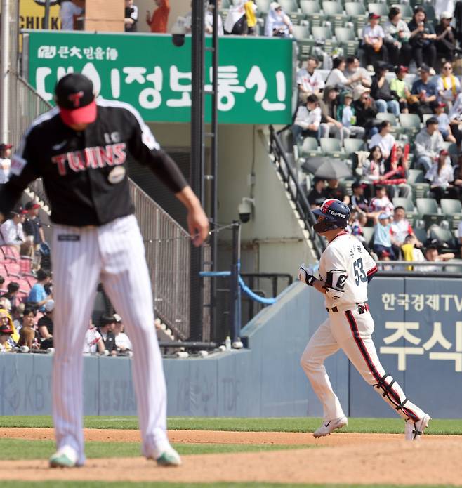 14일 오후 서울 잠실야구장에서 열린 프로야구 LG 와 두산 경기. 두산 양석환이 2회 LG 선발 손주영을 상대로 좌월 1점 홈런을 날리고 그라운드를 돌고있다. 잠실=정시종 기자 capa@edaily.co.kr /2024.04.14.