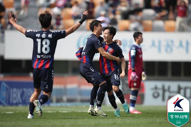 수원 이재원(오른쪽)이 득점 후 기뻐하는 모습. 사진=프로축구연맹