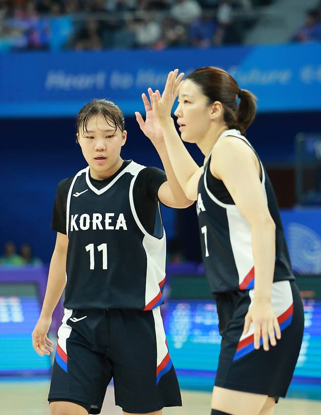 <yonhap photo-3021="">사진은 지난해 항저우 아시안게임 당시 북한과의 경기에 나선 박지현(왼쪽)의 모습. 사진=연합뉴스</yonhap>