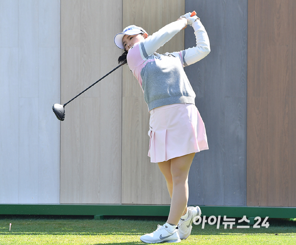 이다연이 14일 인천 중구 클럽72의 하늘코스에서 열린 2024시즌 KLPGA투어 '메디힐·한국일보 챔피언십'(총상금 10억 원, 우승상금 1억 8천만 원) 최종 라운드에서 티샷을 하고 있다. [사진=곽영래 기자]