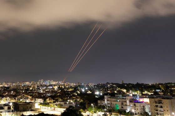 이란이 미사일과 드론을 발사해 이스라엘 본토룰 공격한 14일 이스라엘은 대공방어 시스템 아이언돔을 가동했다. 로이터=연합뉴스