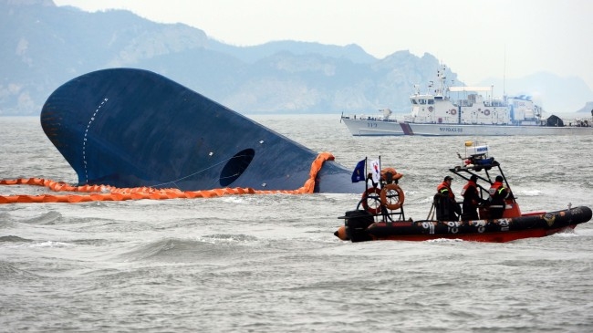 2014년 4월 17일 전남 진도군 조도면 병풍도 부근 해상에서 세월호가 침몰하고 있다. 해경과 해군은 실종자 수색 작업을 벌였지만 이날 선내 진입은 실패했다. 김영민 기자