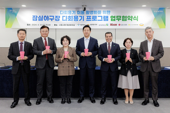 From left are Kim In-seok, CEO of LG Sports; Ko Young-seop, president of the Doosan Bears; Bong Yang-soon, head of the Environment and Water Resources Committee and a member of the Seoul Metropolitan Council; Oh Se-hoon, mayor of Seoul; Khalid Radi, acting representative director of Aramco Asia Korea; Yoon Hye-yeon, chairman of the Seoul Association of Self-Sufficiency Promotion Centers; Shin Hee-ho, president of Amoje Food at the 'Multi-use Plastic Food Tray Program' partnership agreement ceremony at Seoul City Hall. [ARAMCO KOREA]