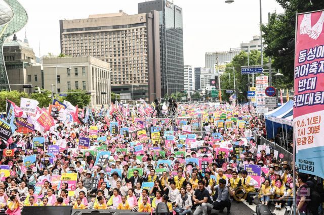 지난해 6월 개신교 단체가 연합해 퀴어행사가 열린 서울광장 인근에서 온가족이 참여가능한 행사를 열고 있다. 국민일보DB