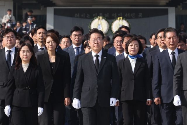 더불어민주당 이재명 대표와 국회의원 당선인들이 12일 위성정당인 더불어민주연합 비례대표 당선인들과 함께 국립서울현충원을 참배하고 있다. 연합뉴스