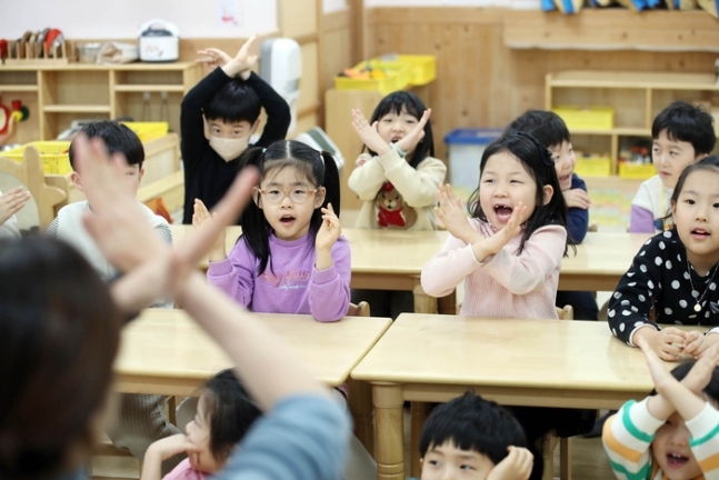 지난 2월14일 광주 북구청직장어린이집에서 아동학대예방교육이 이뤄지고 있다 / 사진=연합뉴스