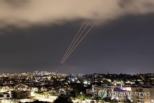 13일 이란의 보복 공습에 대응하는 이스라엘 방공망. 로이터 연합뉴스