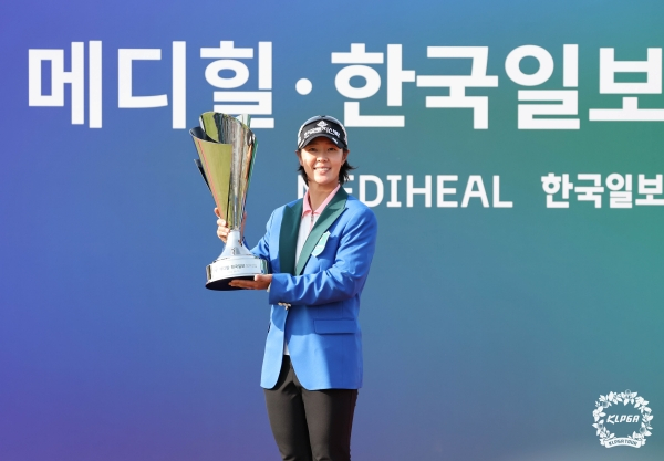 KLPGA 투어 메디힐·한국일보 챔피언십 정상에 오른 박지영이 우승컵을 들고 기념 촬영을 하고 있다. /사진= KLPGA