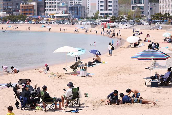 초여름 날씨를 보인 14일 오후 부산 해운대구 송정해수욕장에서 시민들이 더위를 식히고 있다. [연합]