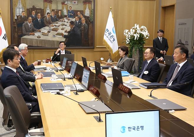 이창용 한국은행 총재가 12일 서울 중구 한국은행에서 열린 금융통화위원회 통화정책방향 결정회의를 주재하고 있다. [연합]