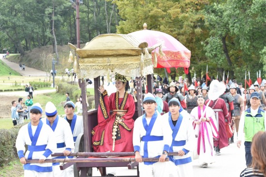 지난해 10월 동부사적지 일원에서 선덕여왕 첨성대 행차 행사가 진행되고 있다.[경주시 제공]