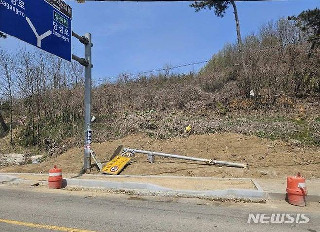 [화성=뉴시스] 화성시 송산면 육일리 일원 보도설치 공사 현장. (사진=독자 제공) 2024.04.14. photo@newsis.com