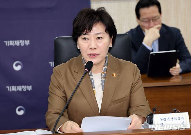 [세종=뉴시스] 강종민 기자 = 송미령 농림축산식품부 장관이 2일 세종시 정부세종청사에서 열린 물가관계장관회의에서 발언하고 있다. 2024.04.02. ppkjm@newsis.com