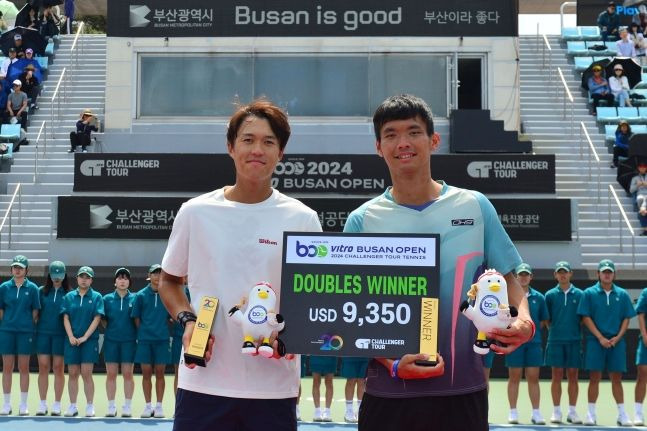 [서울=뉴시스] 남자프로테니스(ATP) 비트로 부산오픈 챌린저대회 복식 우승을 차지한 남지성(왼쪽)과 레이호. (사진=부산오픈 조직위원회 제공) *재판매 및 DB 금지