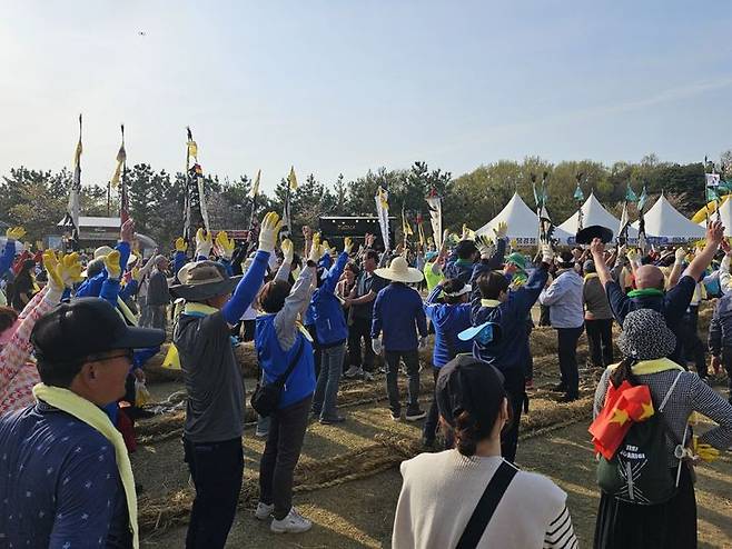 [당진=뉴시스] 김덕진 기자=14일 충남 당진 기지시줄다리기 박물관에서 열린 기지시줄다리기 축제 줄다리기에서 수상팀이 승리를 거두자 만세를 부르며 기뻐하고 있다. 2024.04.14. spark@newsis.com *재판매 및 DB 금지