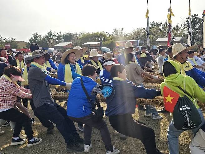 [당진=뉴시스] 김덕진 기자=14일 충남 당진 기지시줄다리기 박물관에서 열린 기지시줄다리기 축제 줄다리기에서 수상팀이 있는 힘껏 줄을 당기고 있다. 2024.04.14. spark@newsis.com *재판매 및 DB 금지