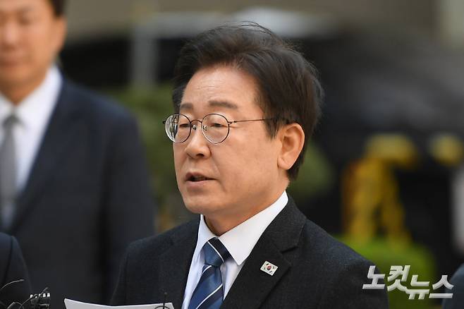 이재명 더불어민주당 대표가 제22대 총선을 하루 앞둔 9일 오전 서울 서초구 서울중앙지방법원에서 열리는 '대장동 배임·성남FC 뇌물' 관련 특정범죄가중처벌등에관한법률위반 등 공판에 출석하며 발언하고 있다. 박종민 기자