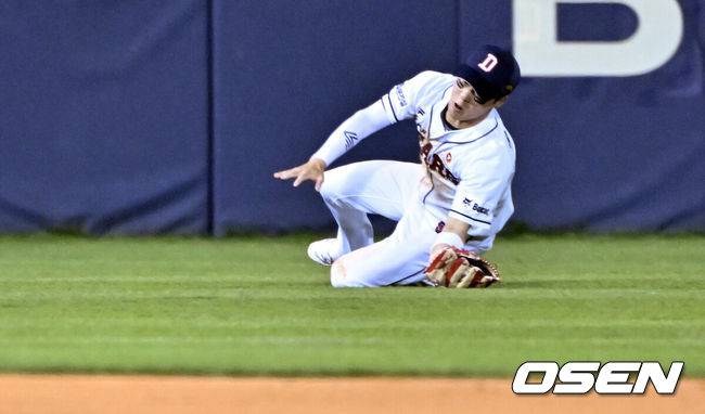 [OSEN=잠실, 조은정 기자]13일 오후 서울 잠실구장에서 ‘2024 신한 SOL BANK KBO리그’ 두산 베어스와 LG 트윈스의 경기가 열렸다. 이날 두산은 이영하를 LG는 최원태를 선발투수로 이름을 올렸다.7회초 2사 1,2루 두산 좌익수 조수행이 LG 문성주의 타구를 호수비로 처리하고 있다. 2024.04.13 /cej@osen.co.kr