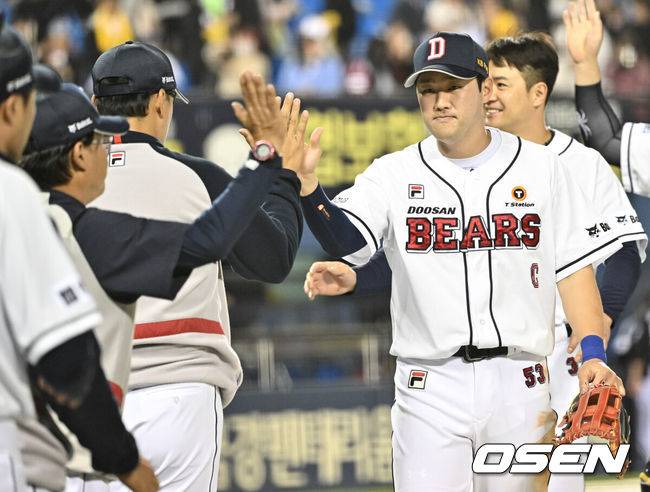 [OSEN=잠실, 조은정 기자]프로야구 두산 베어스가 만원 관중 앞에서 LG 트윈스를 꺾고 전날 패배를 설욕했다.&nbsp;두산은 13일 서울 잠실구장에서 열린 LG와 경기에서 5-2로 승리했다. 투수 9명을 투입한 총력전이었다.&nbsp;경기 종료 후 두산 양석환이 이승엽 감독과 하이파이브를 하고 있다. 2024.04.13 /cej@osen.co.kr
