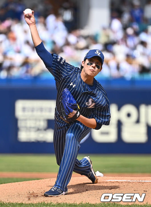 [OSEN=대구, 이석우 기자] 14일 대구 삼성라이온즈파크에서 2024 신한 SOL 뱅크 KBO 리그 삼성 라이온즈와 NC 다이노스의 경기가 열렸다. 홈 첫승과 연패 탈출을 노리는 삼성은 에이스 원태인을 선발로, 삼성전 2승을 기록한 NC는 스윕승을 위해 이재학을 선발로 내세웠다. 삼성 라이온즈 선발투수 원태인이 역투하고 있다. 2024.04.14 / foto0307@osen.co.kr