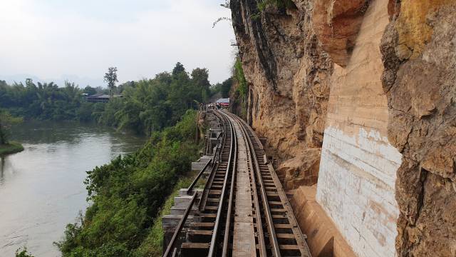 ▲탐크라세와 럼섬 역 사이에 있는 목조 철교 - 깍아지른 절벽 옆으로 강을 따라 지어진 난공사 구간으로 공사에 나선 노동자들과 포로들의 고통이 어땠는지 유추해볼 수 있다. ⓒ박흥수