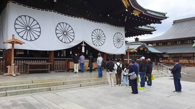 ▲야스쿠니신사에서 참배하는 일본 시민들 - 침략 전쟁에 대한 사죄와 반성 대신 전범을 추모하는 일본 사회의 씁쓸한 풍경이다. ⓒ박흥수