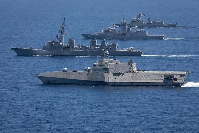 지난 7일 남중국해에서 열린 미국·일본·호주·필리핀의 해상합동훈련에서 4국 함정들이 함께 기동하고 있다. AFP연합뉴스