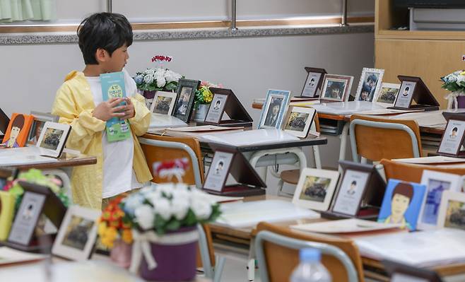 세월호 참사 10주기를 이틀 앞둔 14일 경기 안산시 단원구 단원고 4.16 기억교실에서 한 아이가 기억교실을 둘러보고 있다.