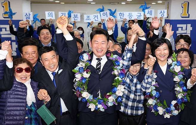 곽상언 더불어민주당 종로구 후보가 11일 서울 종로구 창신동에 마련된 선거사무소에서 당선이 확실시 되자 환호하고 있다. 뉴시스