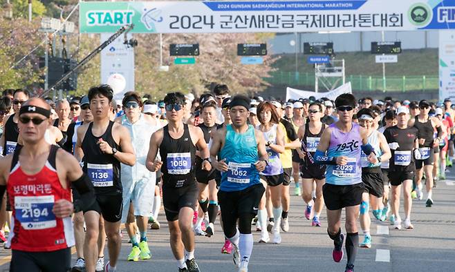 14일 오전 전북 군산시에서 열린 ‘2024 군산 새만금 국제마라톤대회’에서 참선수들이 힘차게 출발하고 있다. 군산시 제공